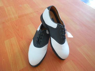 รองเท้า NIKE AIR COMFORT สีขาวคาดดำ รหัส 016 เป็นรองเท้าหนังอย่างดี size 6.5 ราคา 900 บาท ครับ